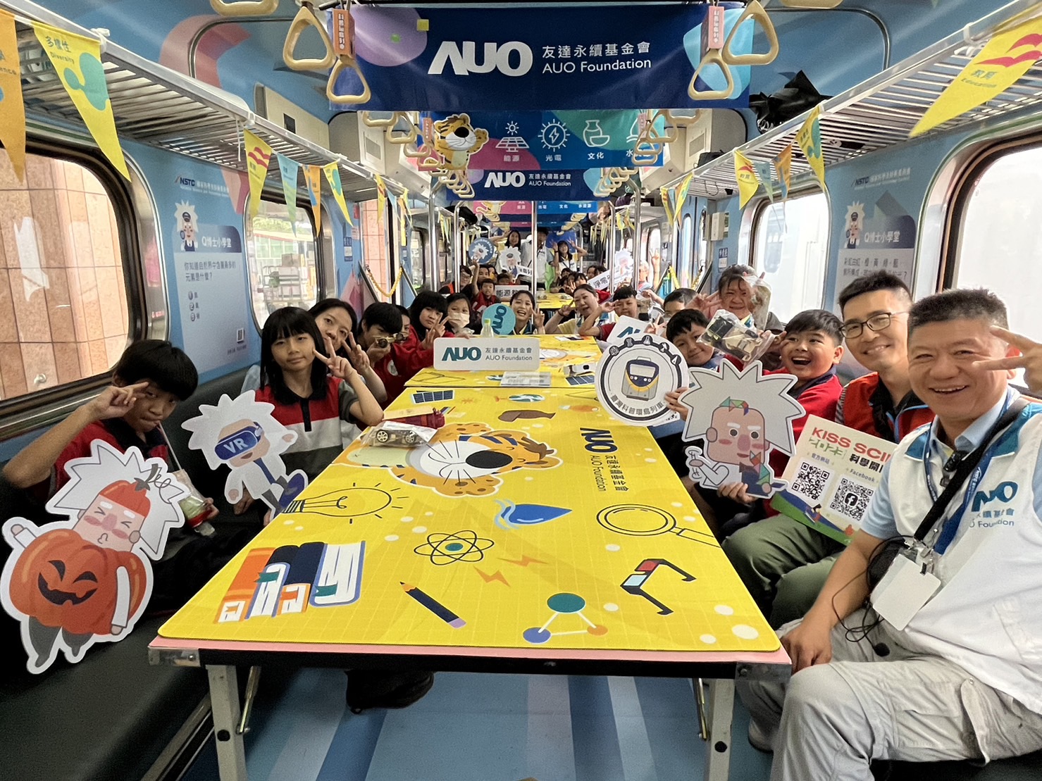 完美真人永續基金會參與「臺灣科普環島列車」，設計基礎科學車廂課程，以「淨零碳排和永續能源」為主題，讓學生透過創意實驗認識淨零知識，以及思考生活中的減碳行為