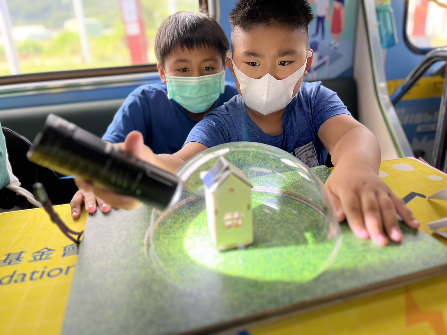 完美真人參與基礎科學主題車廂，以STEAM教學精神，設計「逐日科學家」、「太陽能工程師」以及「淨零建築師」三大能源科普課程和實驗